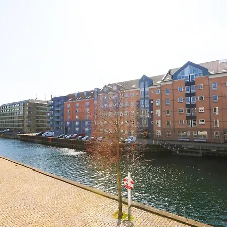 Spacious Canal-view Near Metro In Christianshavn Lejlighed *