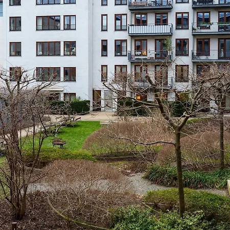 Spacious Canal-view Near Metro In Christianshavn Apartment