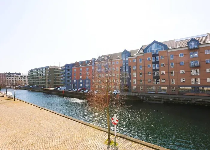 Spacious Canal-view Near Metro In Christianshavn Apartment *